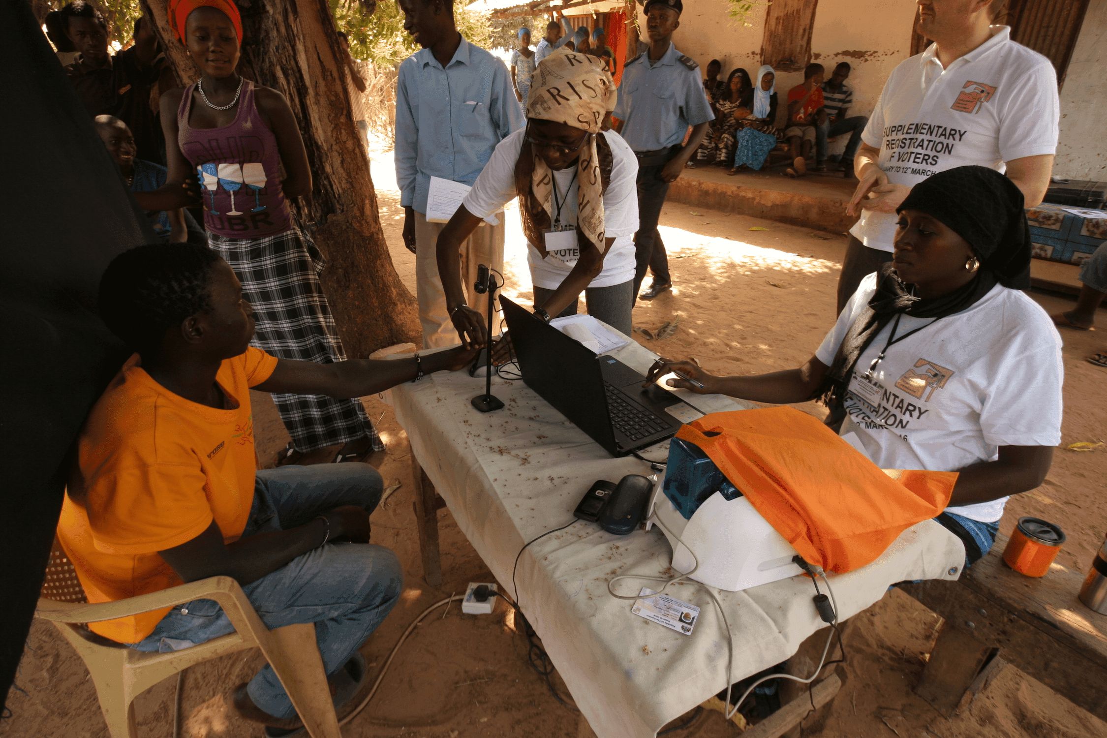 Kiezerregistratie in Gambia.